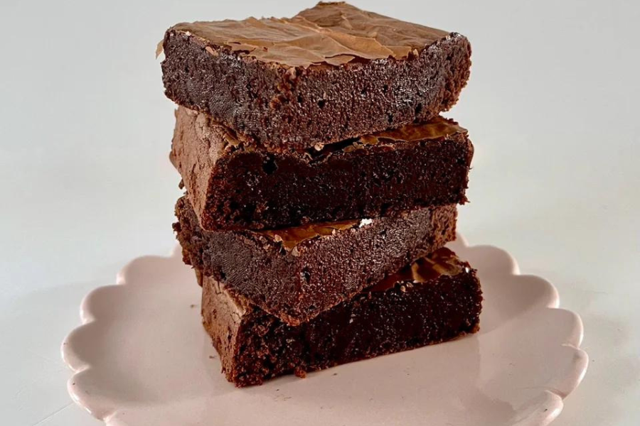 What makes brownies fudgy?