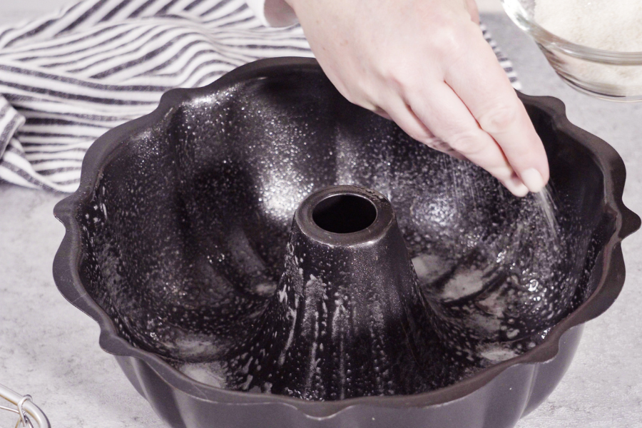 How to effectively grease a cake tin